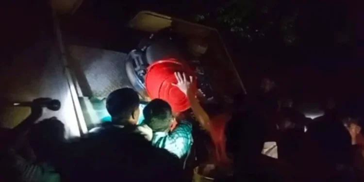 হবিগঞ্জে ট্রেন লাইনচ্যুত: বালতি ভরে তেল নিচ্ছে স্থানীয়রা